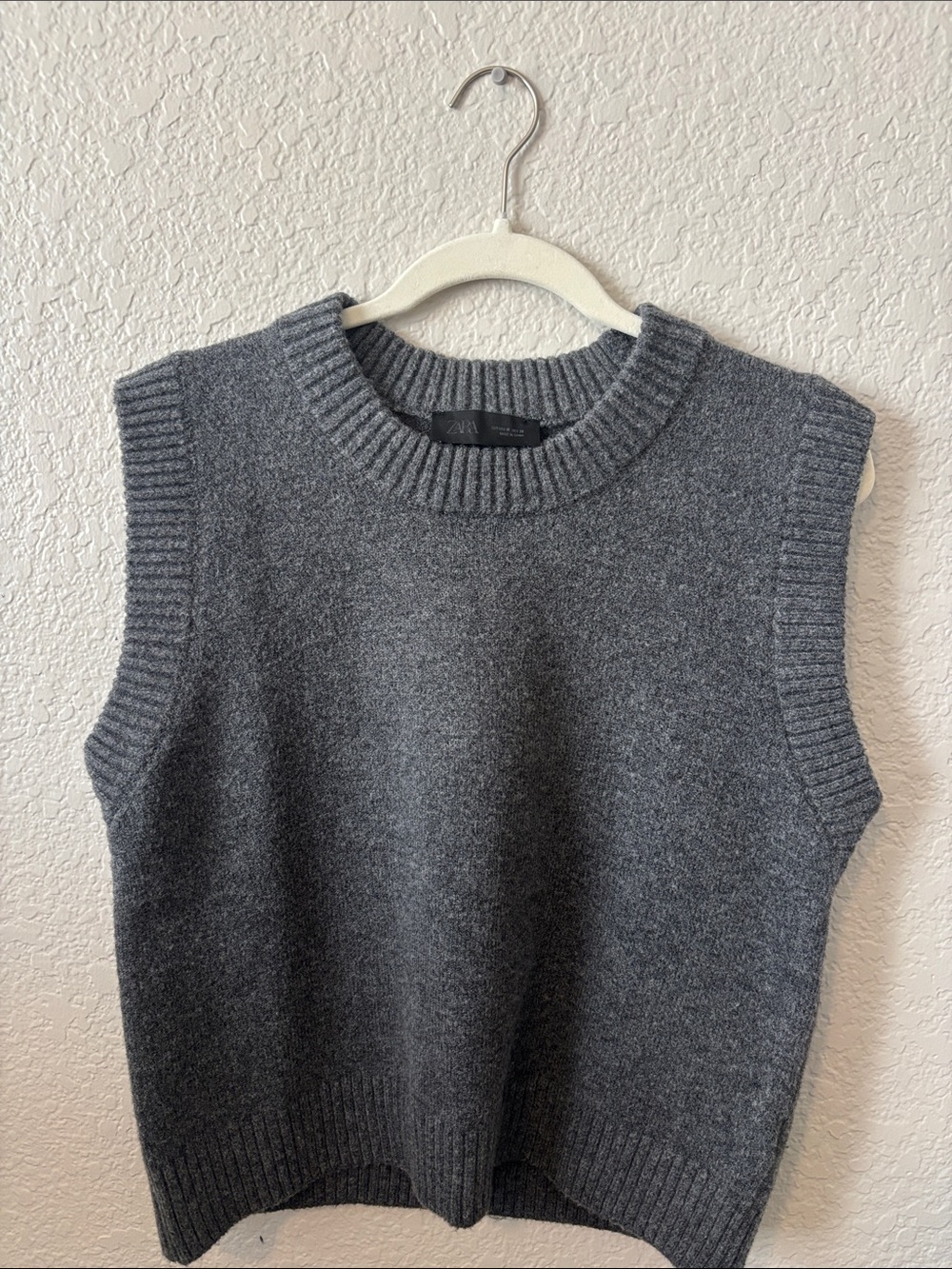 Zara Charcoal Gray Sleeveless Knit Vest Size M